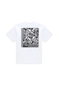 Camiseta blanca de algodón con un estampado gráfico en negro, que presenta un collage de logotipos y un borde a cuadros en la parte posterior.