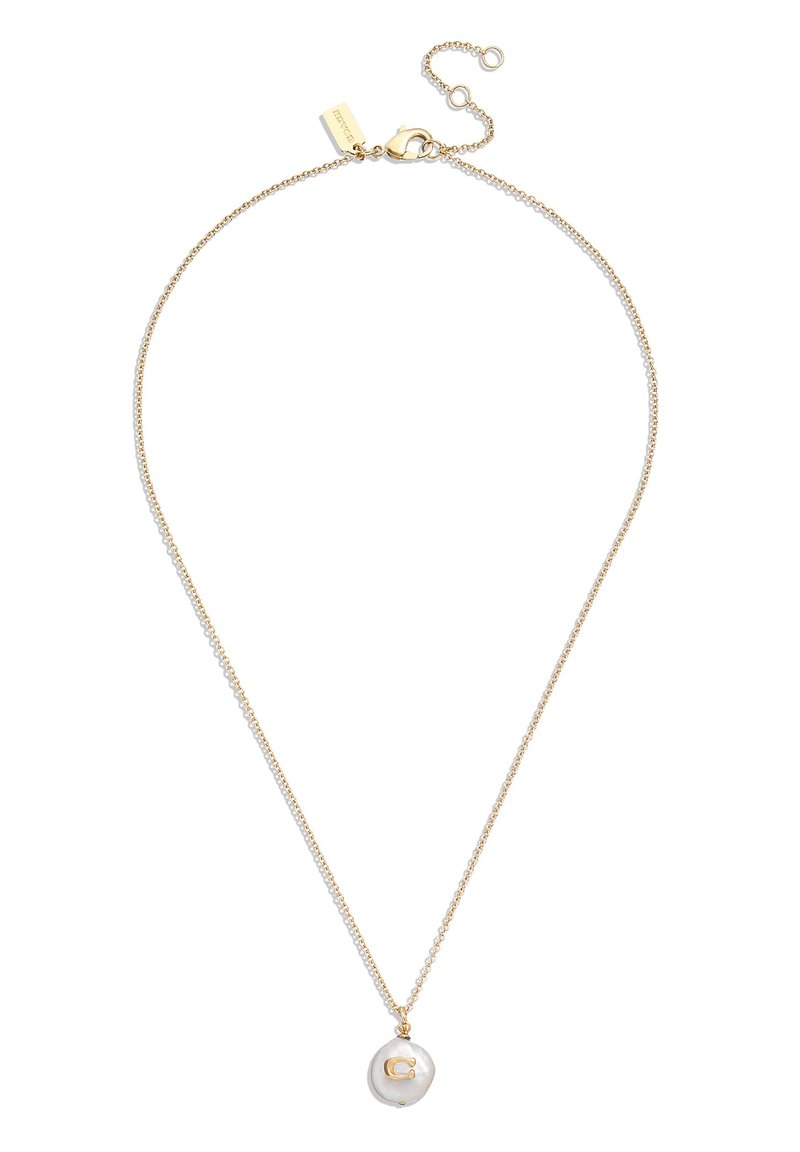 Gouden ketting met een druppelvormige parelpendant met een verhoogde letter "C." De ketting is delicaat met een karabijnsluiting.