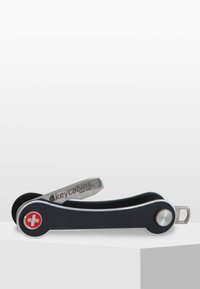 Zwarte multitool met roestvrijstalen accenten. Heeft een rood Zwitsers kruis logo, een compact ontwerp en gladde, ronde hoeken.