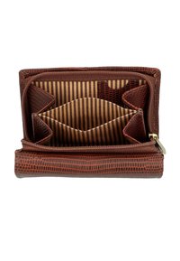 Cartera marrón de cuero texturizado con interior de tela a rayas, múltiples compartimentos y cierre de cremallera, abierta y vacía.