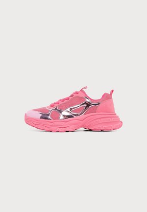Scarpa sportiva rosa brillante con dettagli in mesh e metallici, suola spessa e strutturata, chiusura frontale con lacci e linguetta sul tallone su sfondo semplice.