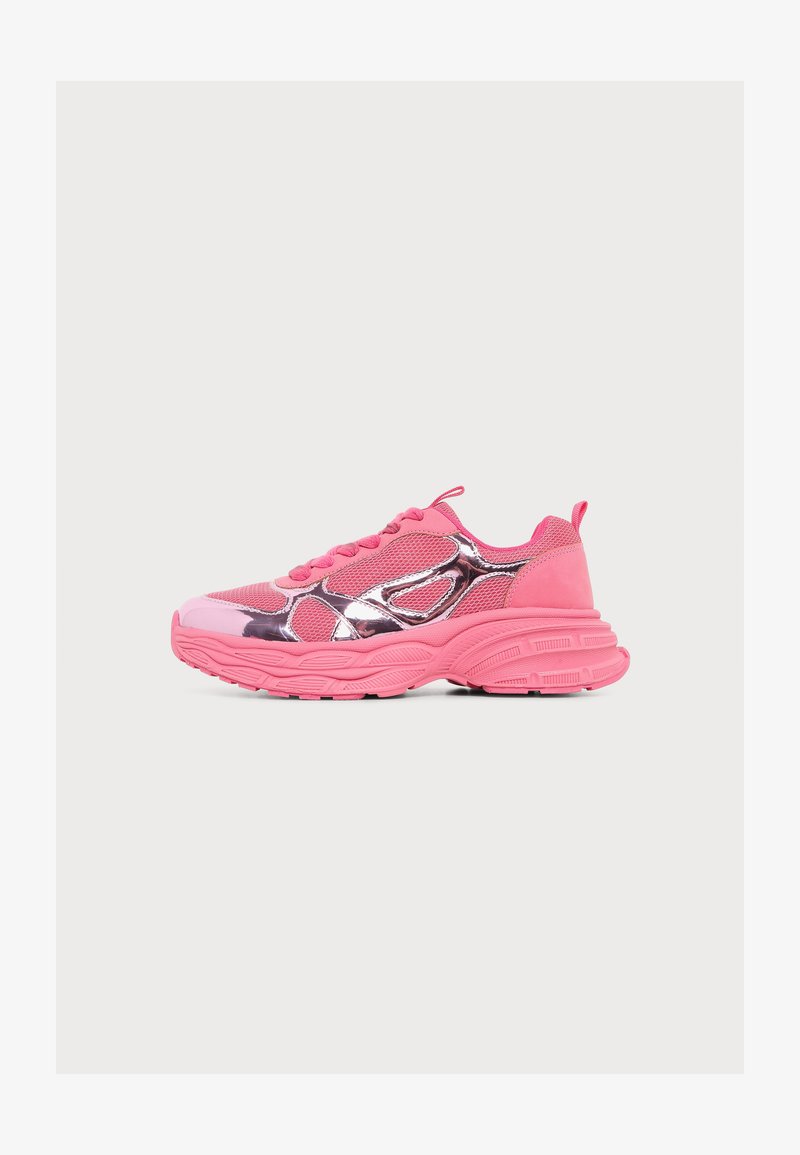 Chaussure de sport rose vif avec des accents en mesh et en métal, semelle épaisse texturée, fermeture à lacets à l'avant et languette au talon sur un fond uni.