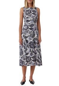 Floral Midi-Kleid in Hellblau mit dunkelblauen Blattmustern. Ärmelloses Design mit tailliertem Oberteil und weit ausgestellt Rock.