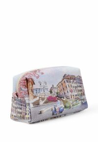 Borsa cosmetica stampata con una scena colorata di una città con edifici e fiori, realizzata in materiale testurizzato, con una forma strutturata e chiusura con zip.