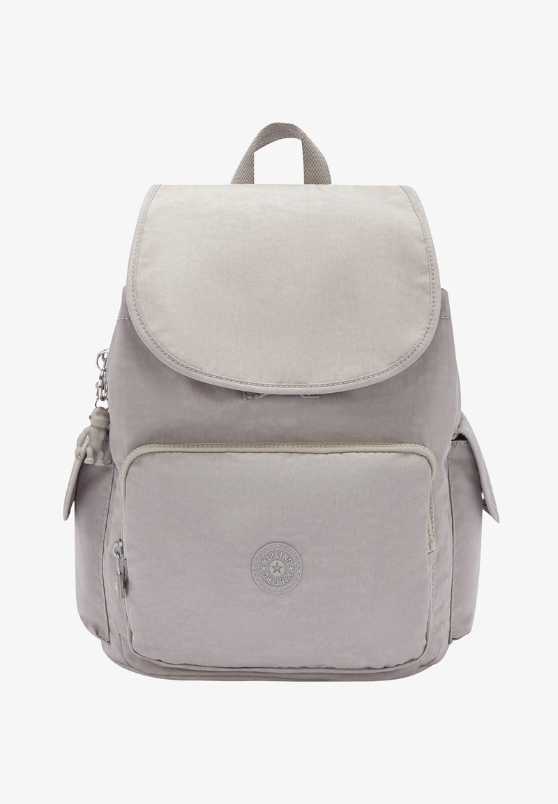 Szary plecak z tkaniny, z klapą, przednią kieszenią na zamek, kieszeniami bocznymi oraz dekoracyjnym breloczkiem w kształcie małpki. Okrągłe logo z przodu.