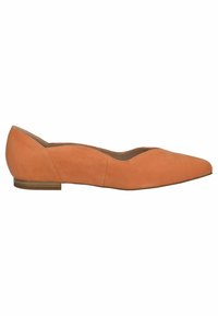 Bailarinas de punta afilada en ante melocotón con textura suave, tacón bajo de madera y diseño ondulado en el borde superior.