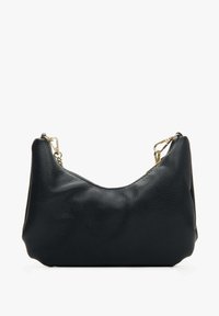 Czarna skórzana torebka o zakrzywionym kształcie, z teksturowaną powierzchnią i złotymi elementami na pasku. Prosty i klasyczny design.