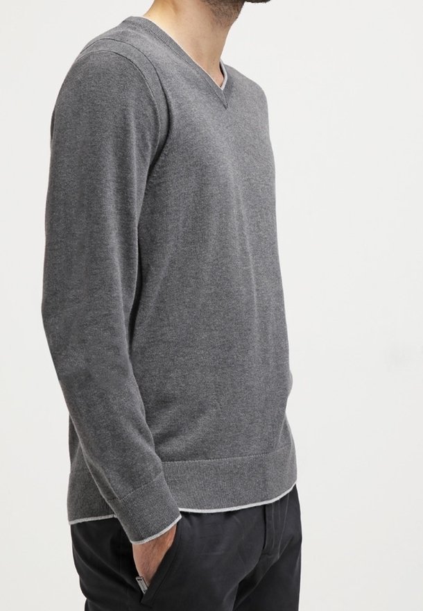 Grå v-ringad tröja i ett mjukt material, med långa ärmar, ribbade manschetter och nederkant, samt en lätt avslappnad passform för komfort.