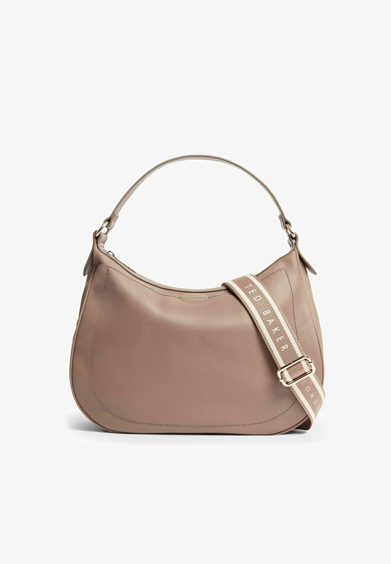Sac d'épaule en cuir marron clair avec une texture lisse, une forme incurvée et une sangle décorative avec des lettres blanches et une boucle dorée.