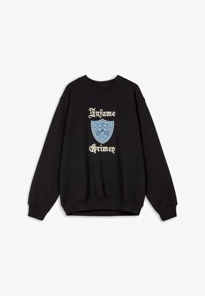 Sudadera negra con cuello redondo de canalé, hombros caídos y un diseño gráfico que presenta un escudo azul y el texto "Infame Grimey".