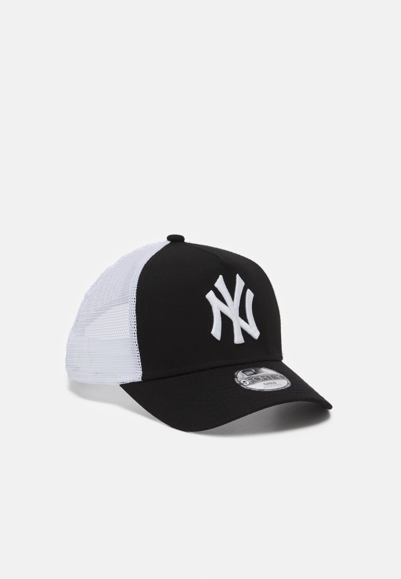 Svart och vit baseballkeps med en helt svart front, vita nätpaneler på sidorna och en framträdande vit broderad logotyp på framsidan.