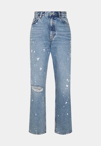 Jeans in denim blu a vita alta con vestibilità dritta, caratterizzati da macchie di vernice bianca e un dettaglio di ginocchio strappato. Orlo a taglio vivo nella parte inferiore.
