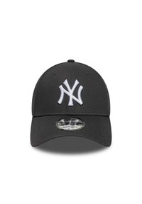 Μαύρο καπέλο μπέιζμπολ με κυρτή γείσο, με λευκό κεντημένο λογότυπο "NY". Ρυθμιζόμενο λουράκι στο πίσω μέρος για εξατομικευμένη εφαρμογή.