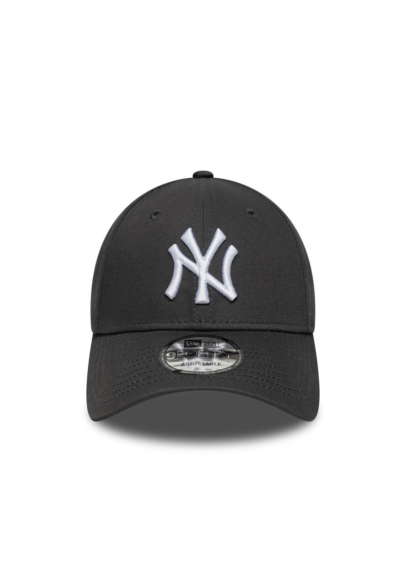 Μαύρο καπέλο μπέιζμπολ με κυρτή γείσο, με λευκό κεντημένο λογότυπο "NY". Ρυθμιζόμενο λουράκι στο πίσω μέρος για εξατομικευμένη εφαρμογή.