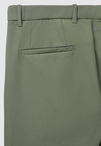 Khakihosen mit einer glatten Textur, normaler Taille, Gürtelschlaufen und einer einzelnen Gesäßtasche mit dezenten Nahtdetails.