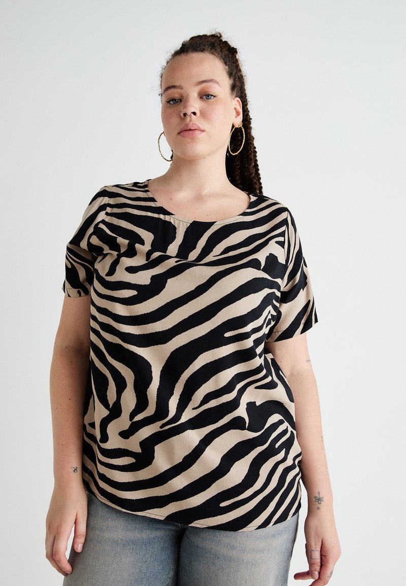 ONLY Carmakoma CARZALIKA LIFE ANITA ONECK - Marškinėliai su spaudiniu - black