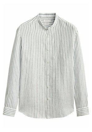 Chemise blanche à manches longues avec fines rayures verticales noires, devant boutonné et col officier.
