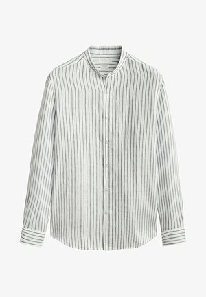 Chemise blanche à manches longues avec fines rayures verticales noires, devant boutonné et col officier.