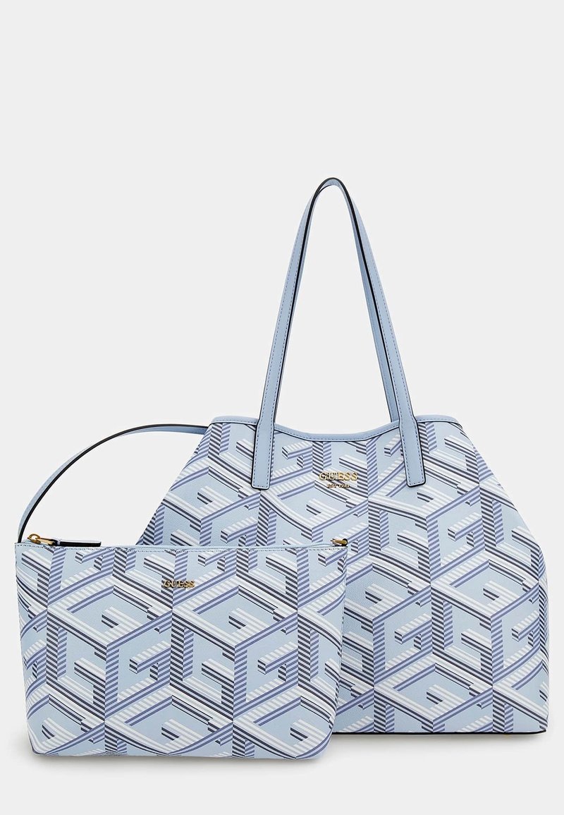 Grands et petits sacs à main bleu clair à motifs géométriques avec logos de marque dorés sur un fond uni clair.
