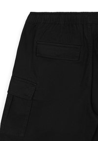 Pantaloni cargo neri realizzati in tessuto misto cotone, dotati di una vita elastica e due tasche posteriori con chiusura a patta.