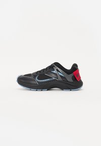 Zwarte sportieve schoen van mesh en synthetische materialen, met blauwe accenten en een textuurachtige zool. Voorzien van een rode hiel lus en een stijlvolle vormgeving.