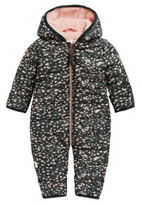 Tumma vihreä paksu yhdellä osalla oleva huppupuku, jossa on vaaleanpunaista pörröistä vuoria ja ripoteltu vaaleanpunaista kukkakuviota. Varusteena keskeltä avautuva vetoketju ja joustavat hihansuut.