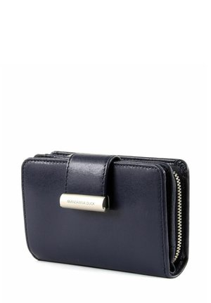 Portefeuille en cuir bleu marine à texture lisse, doté d'une fermeture à pression magnétique et d'une quincaillerie argentée gravée "Mandarina Duck".