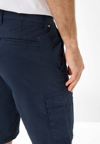Marine cargoshorts van een katoenen mix, met zijzakken, een achterzak en zichtbare stiksels.