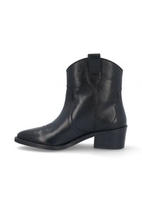 Botín negro de cuero hasta el tobillo con punta afilada, detalles de costura, tacón cuadrado y una lengüeta en la parte posterior para facilitar el uso.