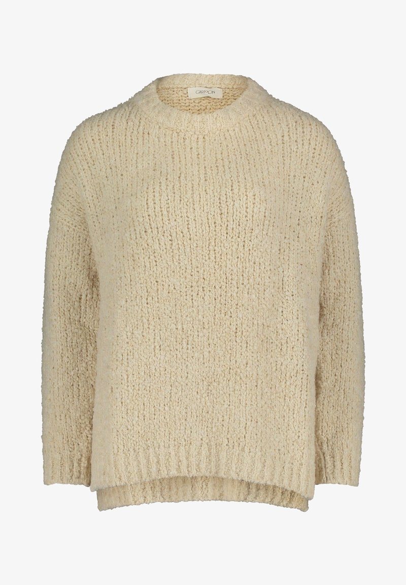 Béžový pletený svetr s kulatým výstřihem, spadlými rameny a žebrovanými lemy. Textura je měkká a robustní s volným, uvolněným střihem.