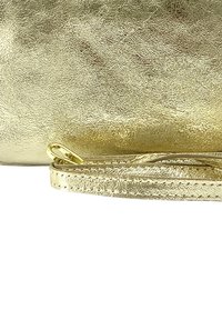 Gouden metallic schoudertas met een gestructureerd oppervlak, voorzien van een afneembare schouderriem en een gladde afwerking. Accenten omvatten een sluiting.