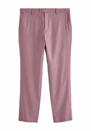 Linke Hand einer Person mit dunkler Haut neben der Taille, die hellviolette Hose und ein weißes Langarmshirt mit aufgekrempeltem Ärmel trägt.