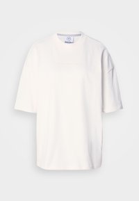 Άσπρο φαρδύ μπλουζάκι από βαμβάκι, με κοντά μανίκια, στρογγυλή λαιμόκοψη και διακριτικό κείμενο "BROKE SINCE MILANO" στο μπροστινό μέρος.