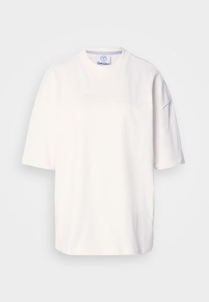T-shirt blanc oversize en coton, avec manches courtes, col rond et un texte discret "BROKE SINCE MILANO" sur le devant.