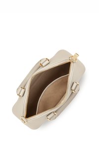 Gestructureerde beige leren handtas met een ritsluiting, uitgerust met goudkleurige hardware en twee interieurcompartimenten. Glad textuur met minimale details.