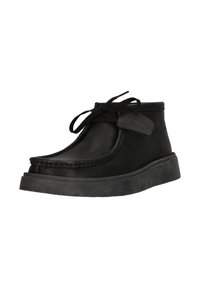Stivale chukka in pelle nera con punta rotonda, cuciture tono su tono, suola in gomma piatta e design con lacci caratterizzato da un anello laterale e un accento con logo.