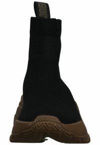 Czarne botki w stylu skarpetkowym z teksturowaną cholewką z dzianiny, brązową gumową podeszwą i pętelką z logo z tyłu.