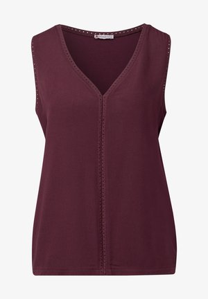 Burgunderfarbenes ärmelloses Top mit V-Ausschnitt, das über ein Lochmuster entlang der Kanten und einen geraden Schnitt verfügt, aus glattem Stoff gefertigt.