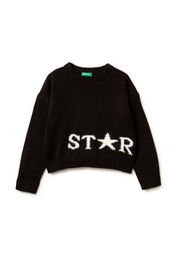 Černý zkrácený svetr s žebrovaným límcem a manžetami. Na přední straně se nachází bílé huňaté nápisy "ST★R". Měkká pletená textura.