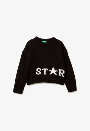 Czarny krótki sweter z prążkowanym dekoltem i mankietami. Białe puszyste litery tworzą napis "STAR" z ikoną gwiazdy w środku.