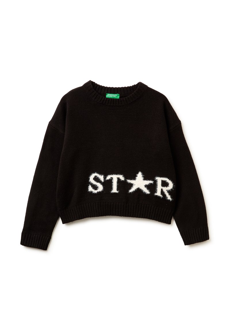 Černý zkrácený svetr s žebrovaným límcem a manžetami. Na přední straně se nachází bílé huňaté nápisy "ST★R". Měkká pletená textura.