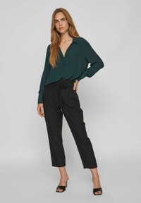 VILA V AUSSCHNITT - Blusa - ponderosa pine