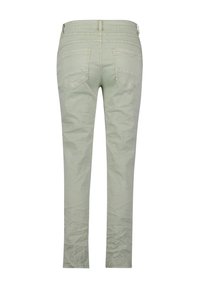 Pantalons vert clair avec une coupe slim, en tissu lisse. Dotés de deux poches arrière et d'un minimalisme dans les détails de couture. Pas de marquages distinctifs.