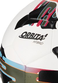 Witte voetbal met abstracte ontwerpen in zwart, rood en blauw; bevat de tekst "ORBITA 4 HYBRID" prominent weergegeven; gestructureerde oppervlakte.