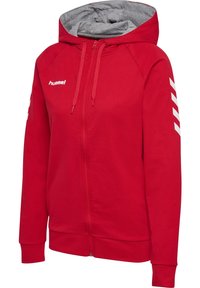 Sweat à capuche rouge zippé avec doublure intérieure grise, cordons, logo blanc sur la poitrine et bandes blanches en chevrons sur le haut des manches.