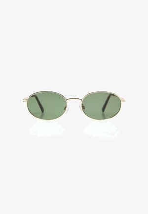Lunettes de soleil ovales avec une fine monture en métal doré et des verres teintés verts sur fond blanc.