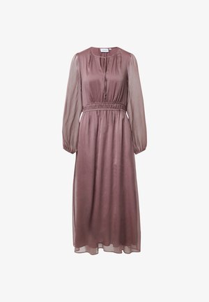 Robe longue mauve avec un col rond, une taille froncée et des manches longues en voile. Fabriquée en tissu léger, elle présente un design fluide en ligne A.
