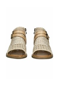 Tkané béžové sandály s otevřenou špičkou, dvě široké kožené pásky s přezkami a hnědou podrážkou. Obsahují strukturovaný vrchní materiál.