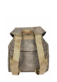 Sac à dos brun texturé avec un design à rabat, doté de bretelles dorées et d'une poche avant pour le rangement. Tissu résistant avec un motif tissé.