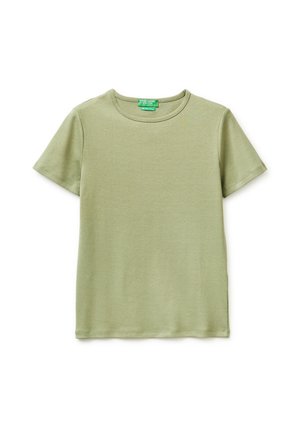 Prosty t-shirt z krótkim rękawem i okrągłym dekoltem w jasnym oliwkowym kolorze z małą zieloną metką marki wewnątrz kołnierzyka.